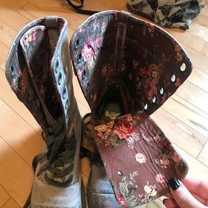 Unworn Floral Dr. Martens!